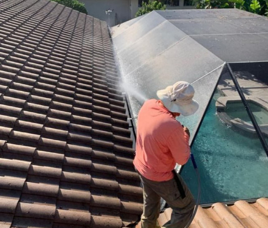 Cleaning gutter for a client in Tampa Bay area.